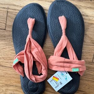 Sanuk Coral and Black Women's Sandals